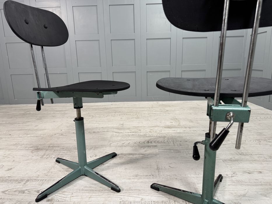 Винтидж индустриални работни столове Р460