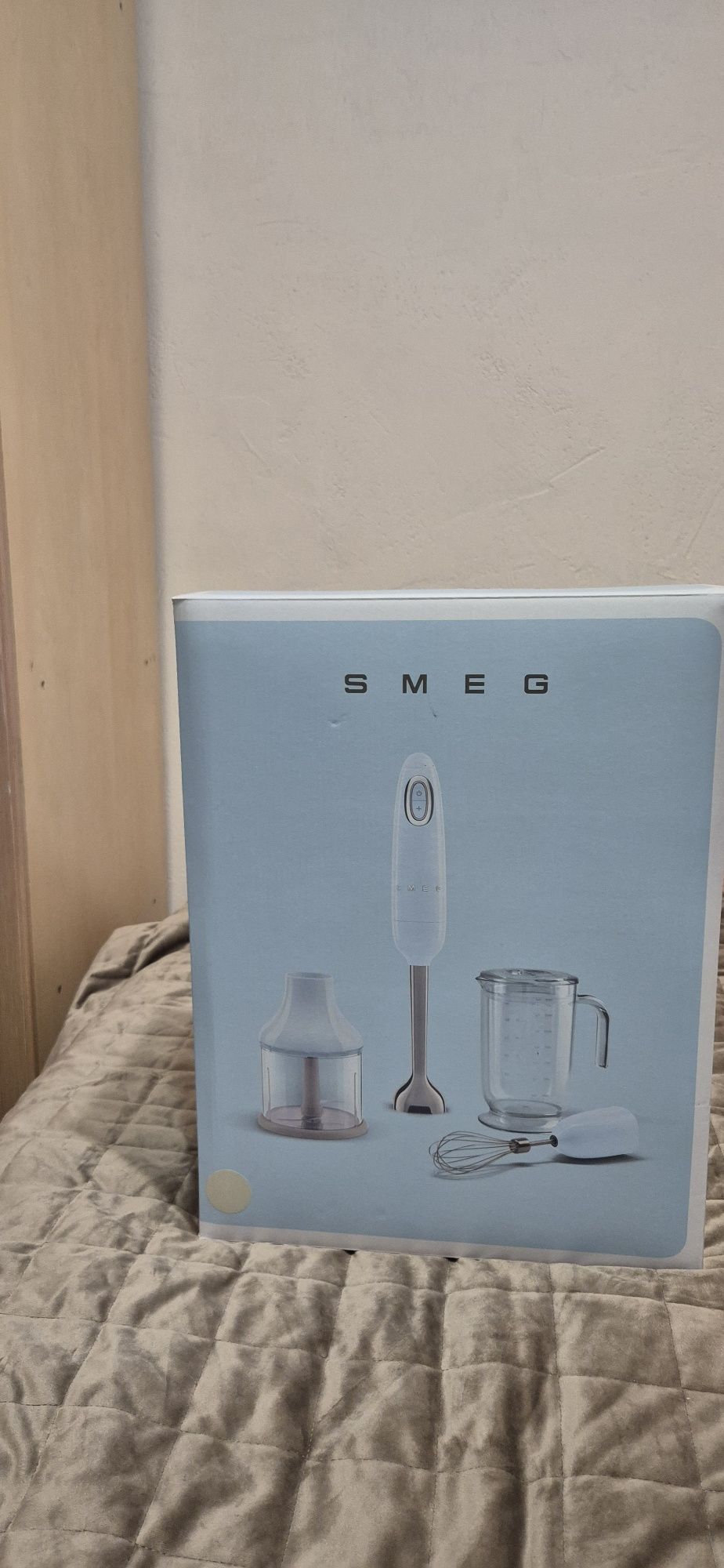 Продам новый  ручной блендер  smeg - кремовый