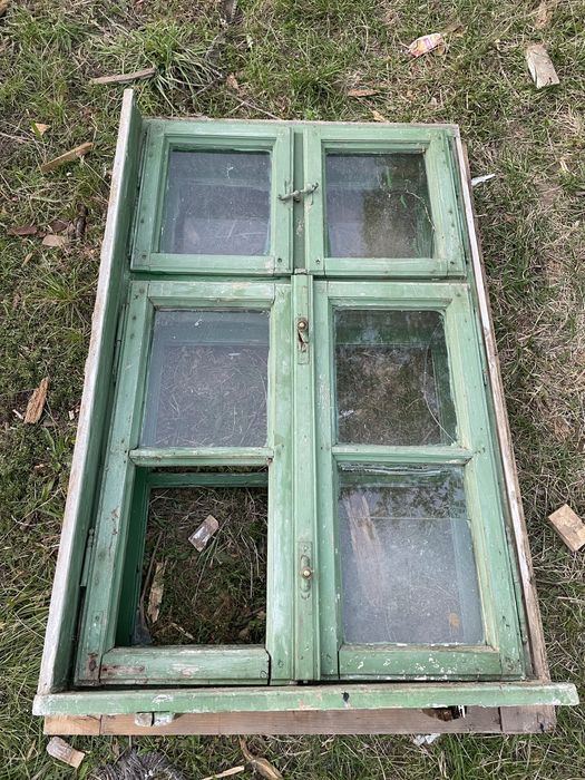Geamuri vechi,antic, casă demolată.
