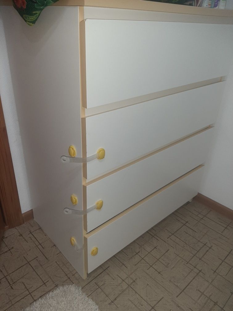 Плетёная полочка,  комод IKEA, вазы, пылесос Samsung,