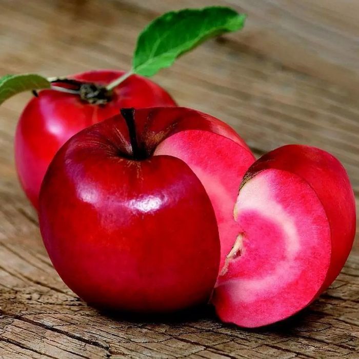 Pomi Fructiferi Deosebiti  mar vampira  cu miezul rosu