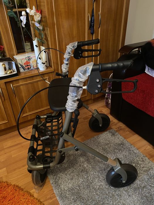 Carucior din aluminiu cu 4 roti, usor, pliabil, gri cu negru