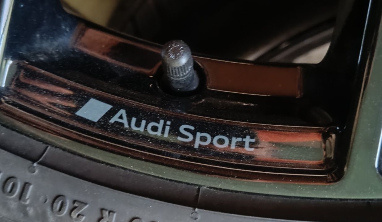 Оригинални джанти с гуми зимни 20 цола Audi Q3 Rsq3