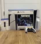 PlayStation 5 (varianta cu disc) si suport de incarcare