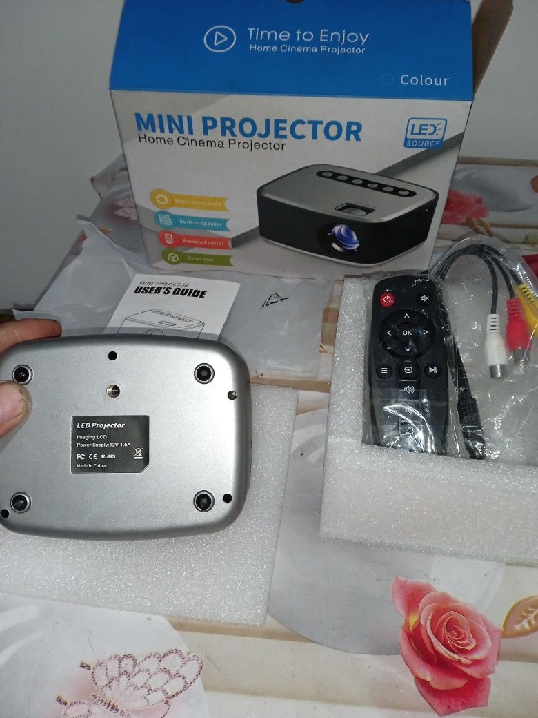 Mini projector sotiladi yangi