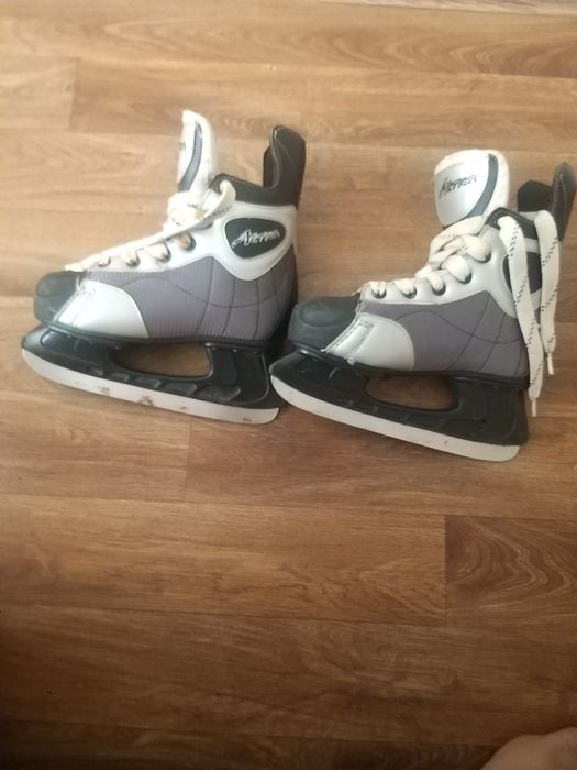 Коньки детские.. Для мальчика 36 размер ..Для девочки 35 размер