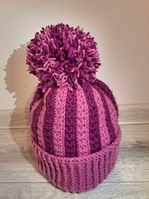 Ръчно плетена шапка двуцветна модел снежинки