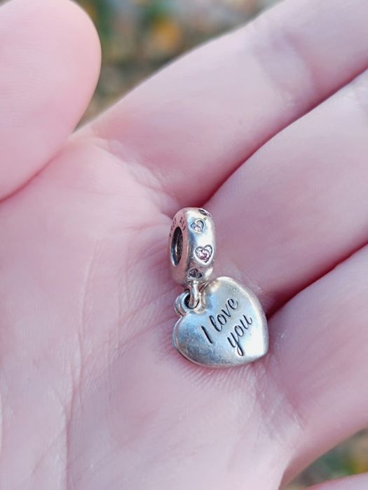 Talisman tip pandantiv cu inimioara cu inscriptia Mom, Pandora