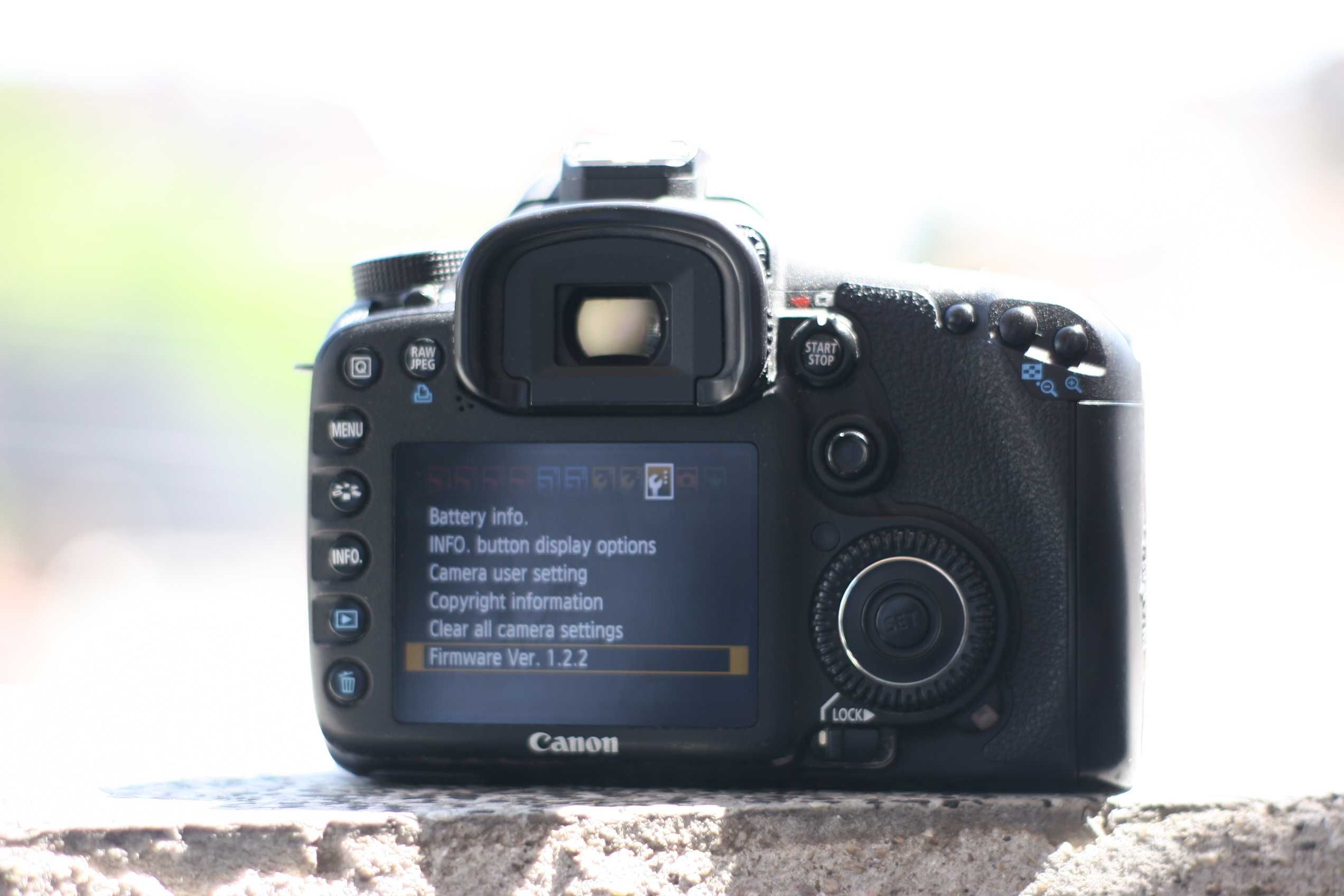 Фотоапарат Canon 7D с обектив 18-55mm, батериен грип и 2 батерии