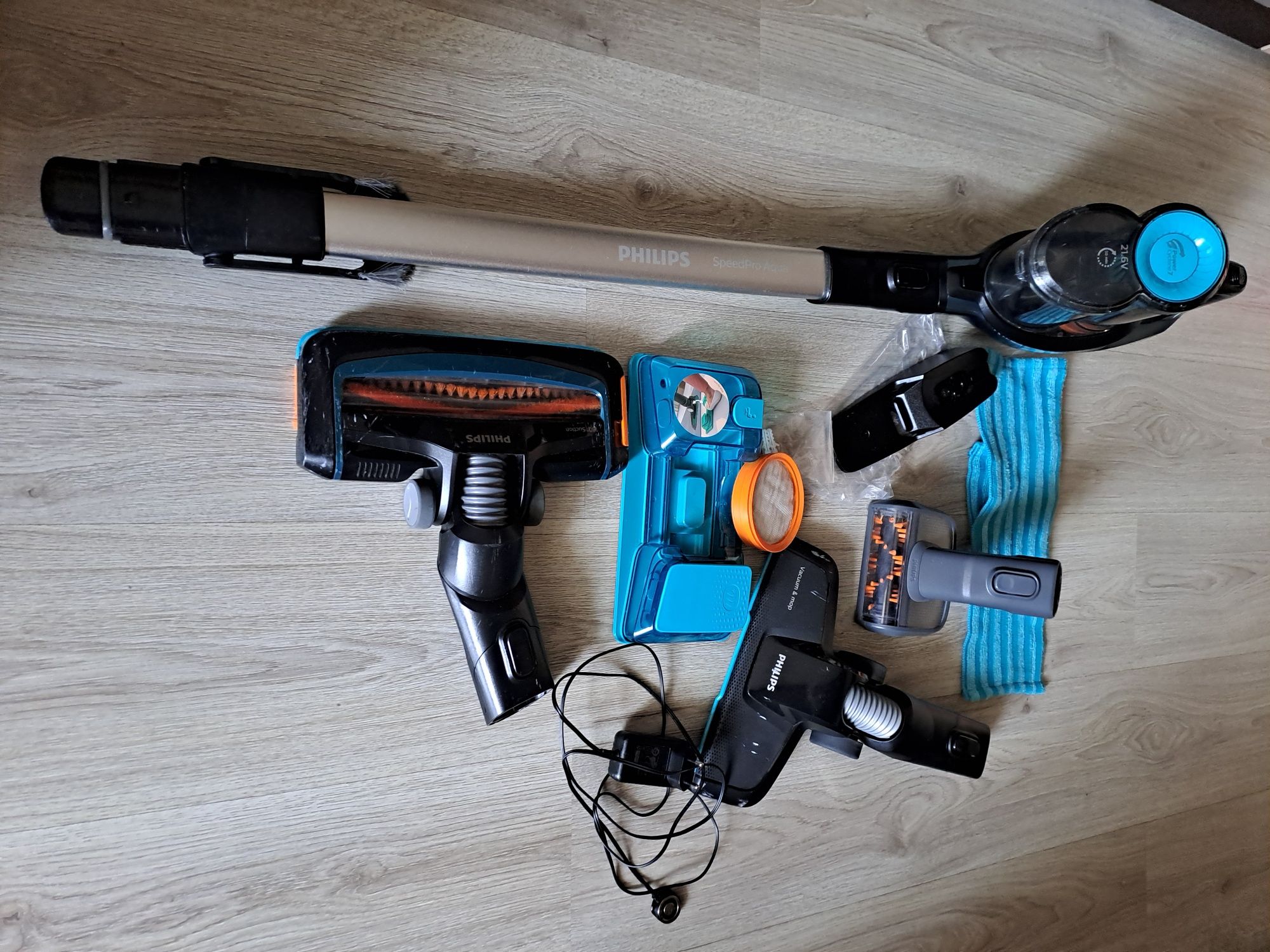 Вертикална прахосмукачка Philips SpeedPro Aqua 3in1
