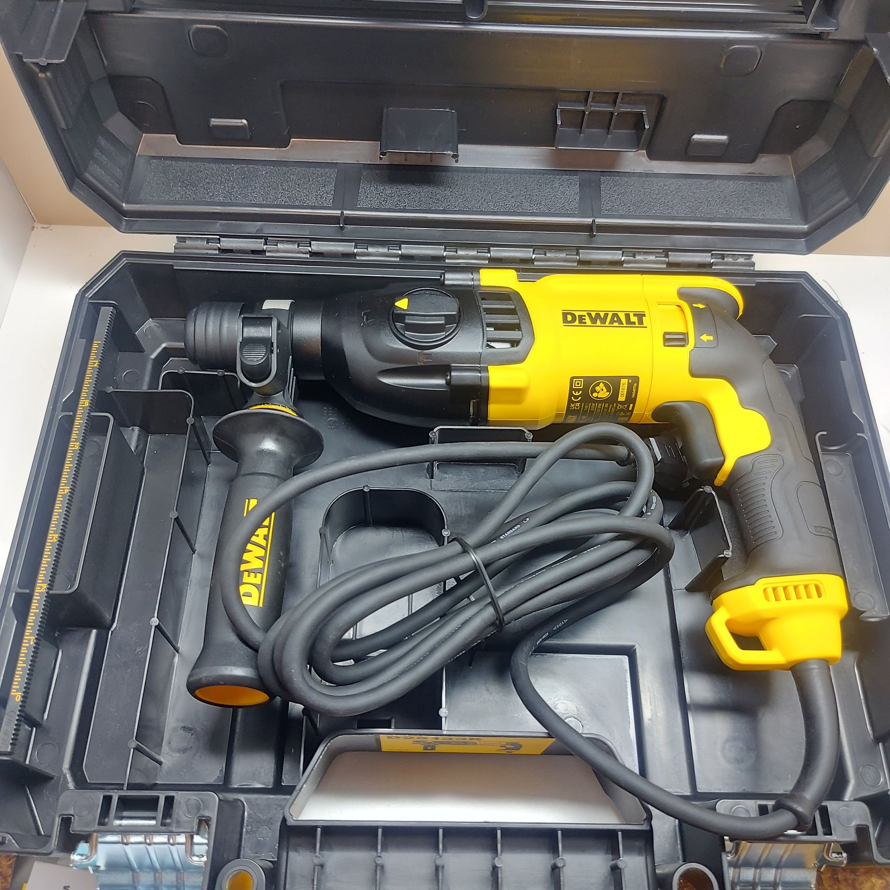 ПРОМОЦИЯ.Електрически перфоратор DEWALT D25133K-QS