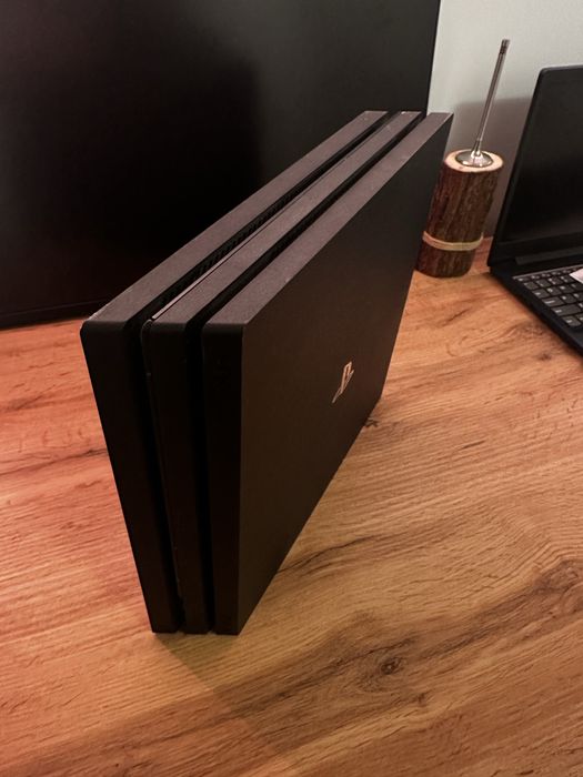 ps 4 pro 1TB , 1 controller plus 2 jocuri (tc2+rr)