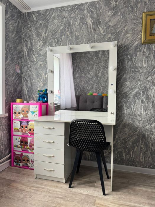 Продам Стол с зеркалом в отличном состоянии