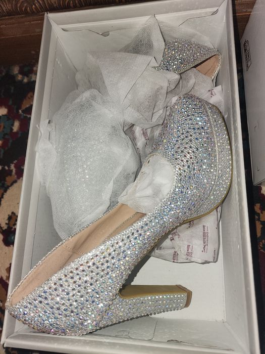 9 ta oyoq kiyim, 2 ta kashelok, 1 ta sumka.Hammasi 500 ming Razmer38