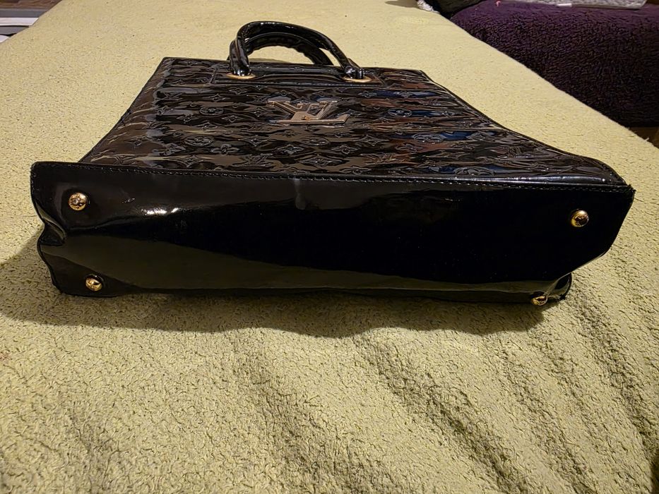 Естествен лак луксозна чанта Луи Вютон. Голям обем.