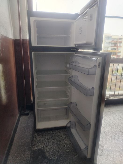 Продавам хладилник Инокс