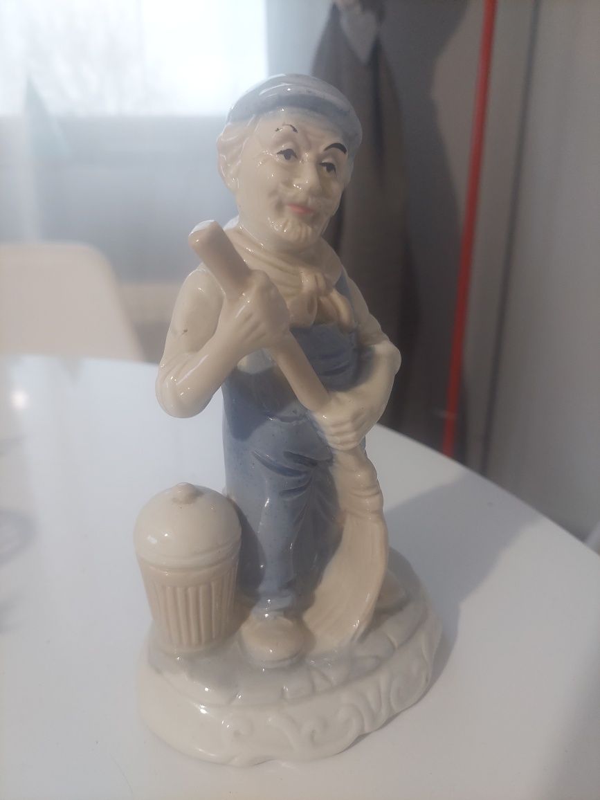 Statuetă veche din ceramică