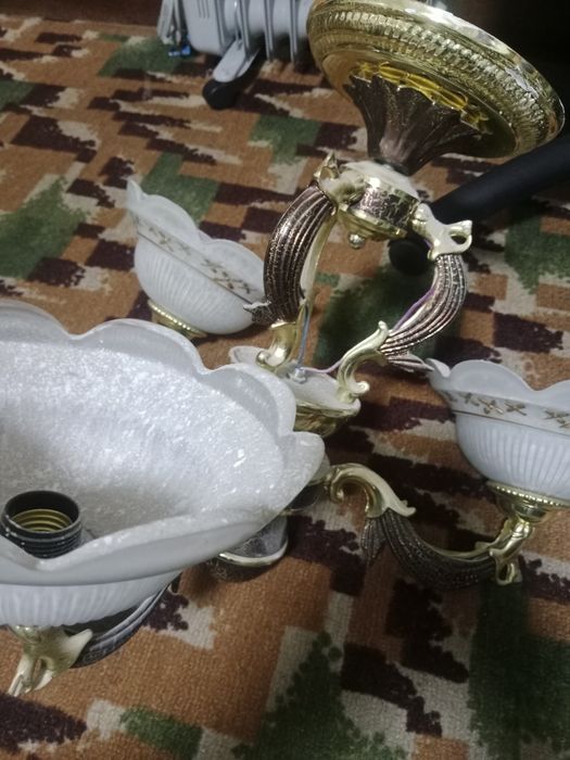 Продам красивую люстру.