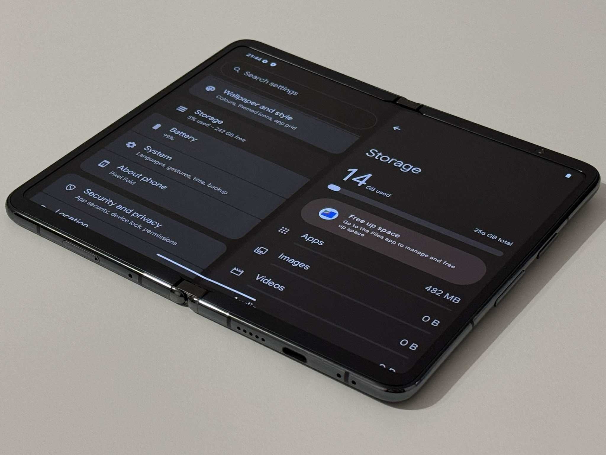 Бартер! Google Pixel Fold 256/12GB Obsidian Black (Черен)