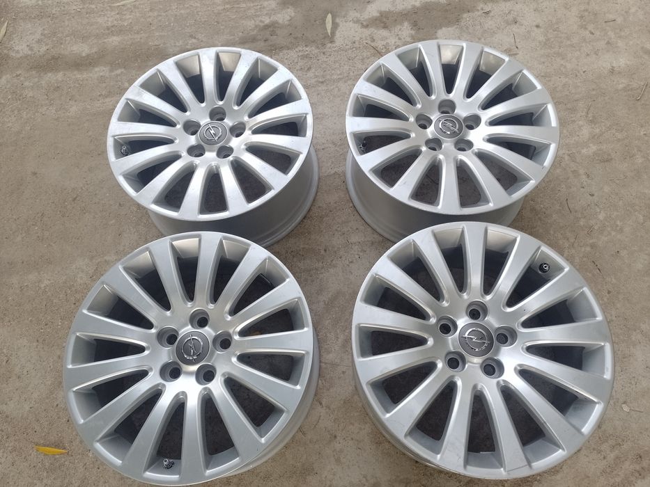 Patru jenti Opel insignia
