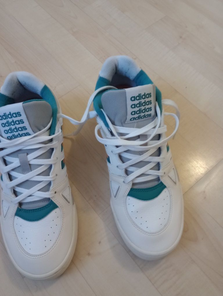 Vând pantofi sport Adidas MidCity