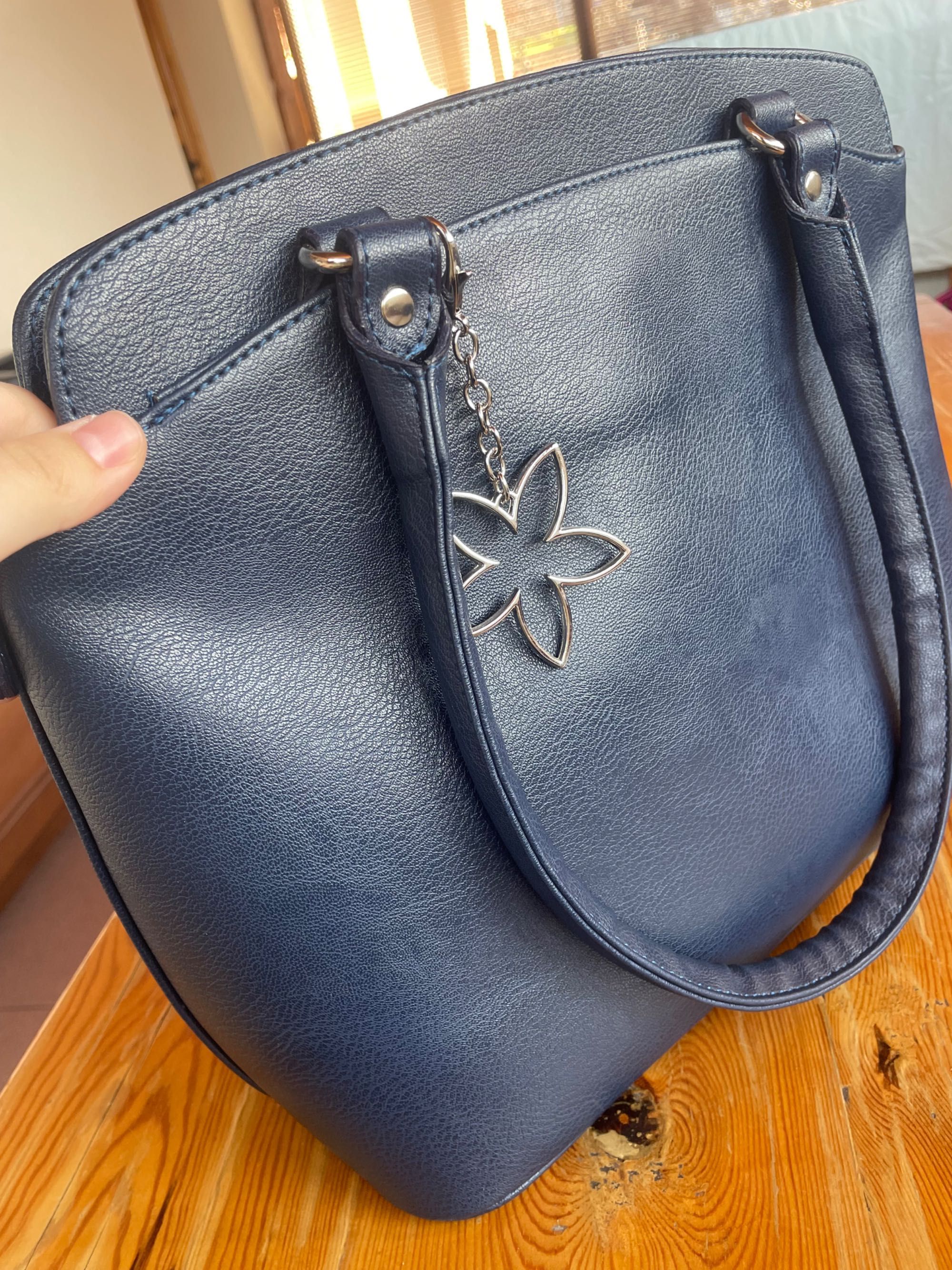 Дамска синя чанта.