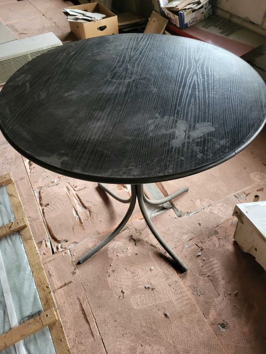 Vand mese rotunde si o masa dreptunghiulara