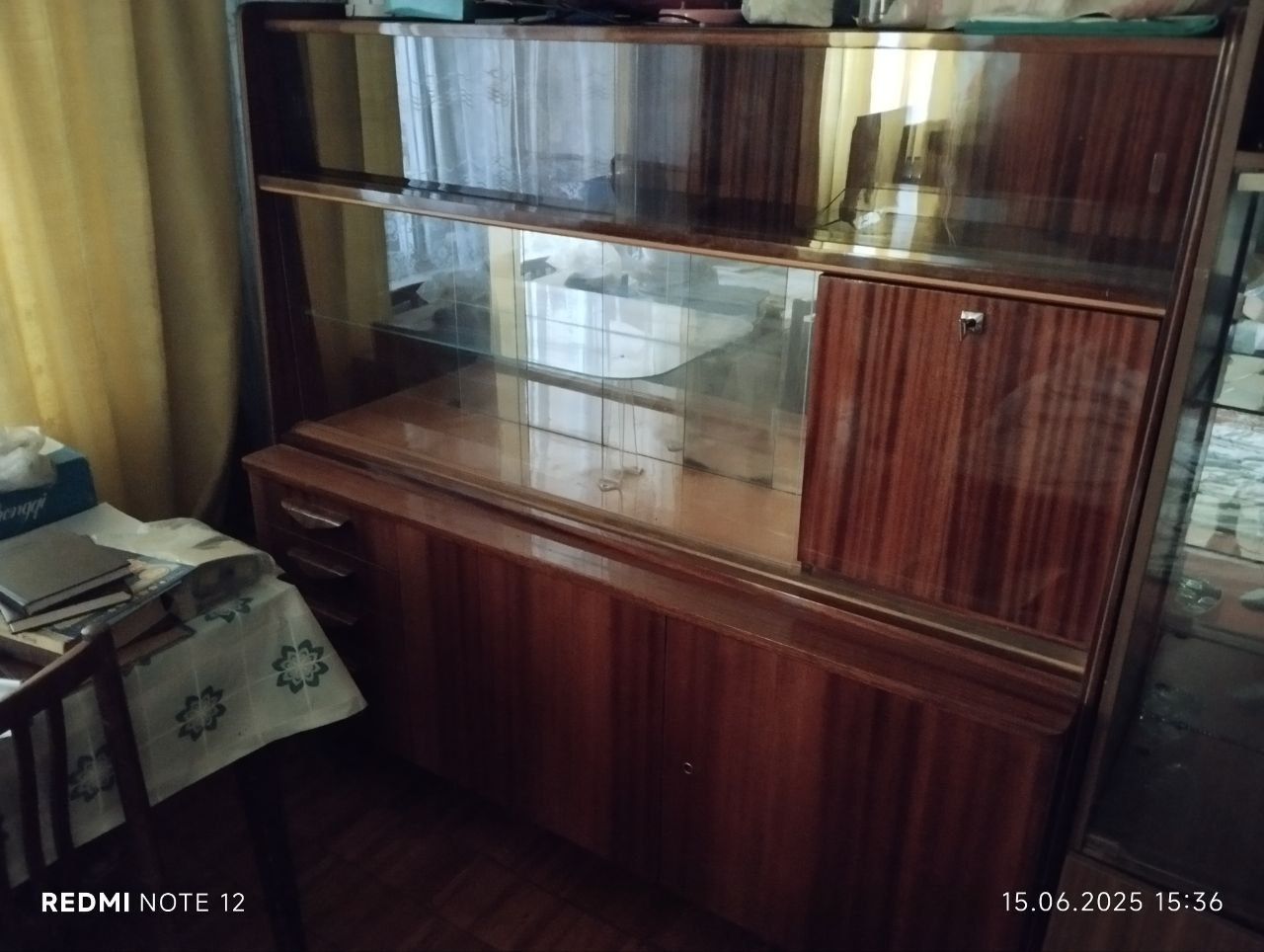 Продается сервант.