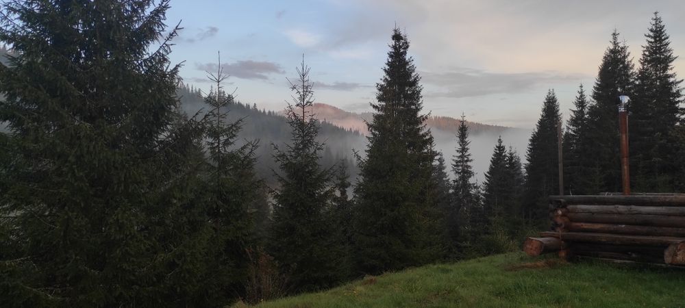 Teren intravilan 3ha, cu 2 cabane si panorama superba