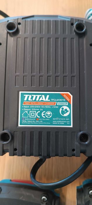 Винтоверт Total с две батерии и зарядно устройство работи без забележк