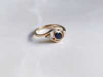 Inel Aur de 18 k cu 2 diamante Trillion Cut si un safir albastru.