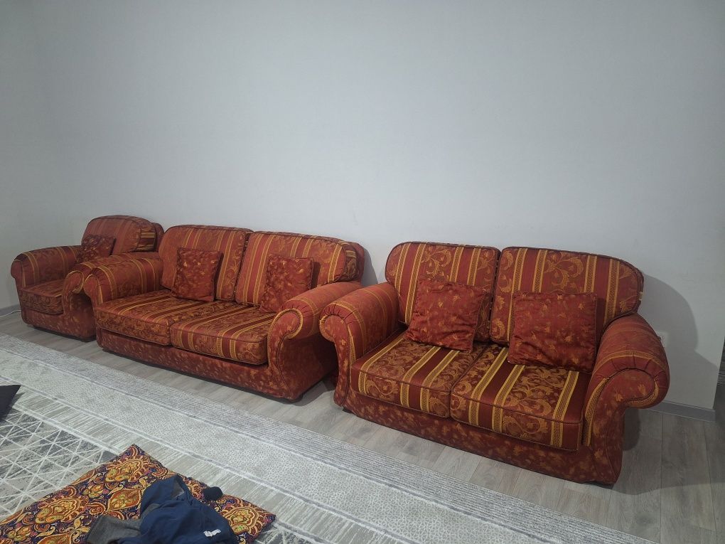 Продам диван тройку