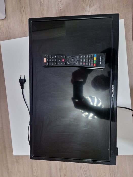 Smart tv Welligton 60 cm se vinde cu suportul de perete inclus an pret