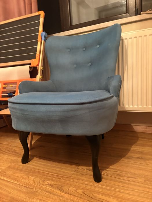 Fotoliu albastru elegant, cu picioare din lemn curbat