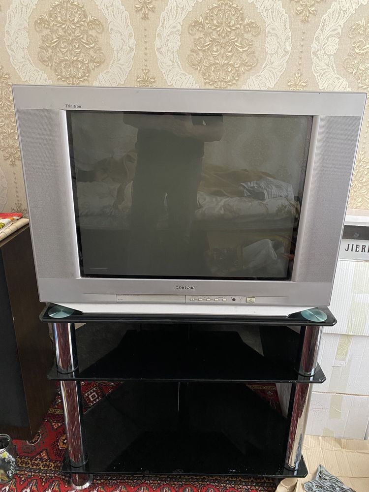 Телевизор Sony Trinitron с подставкой в идеальном состоянии