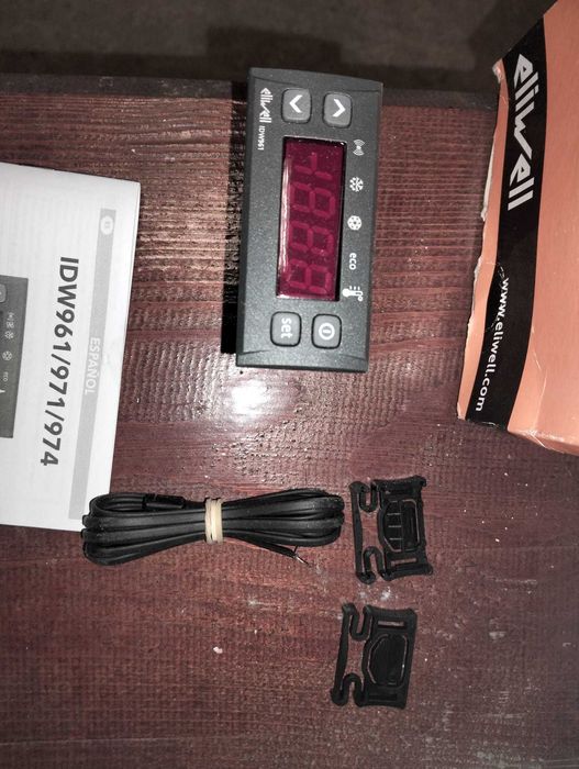 Termostat digital Eliwell Idw196 cu sonda de temperatura.