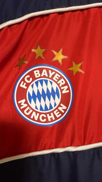 Bluza sport FC Bayern München ca noua ,impecabila ,cu gluga