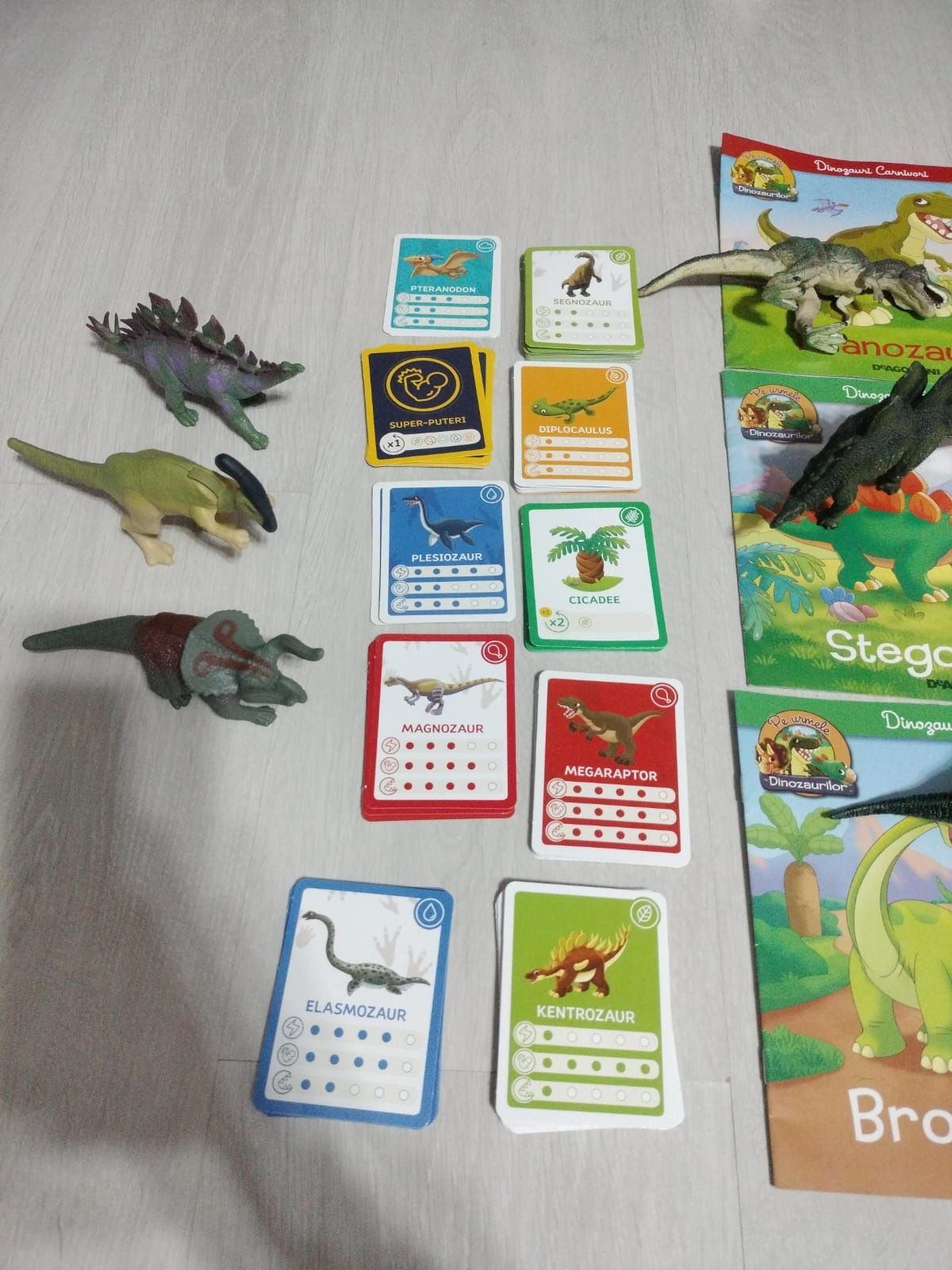 Colecție de dinozauri figurine cu reviste și cartonase de joc