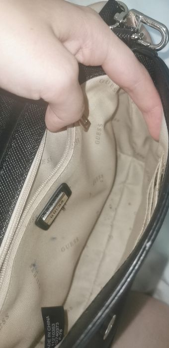 Geanta Guess neagra ajustabila de umar