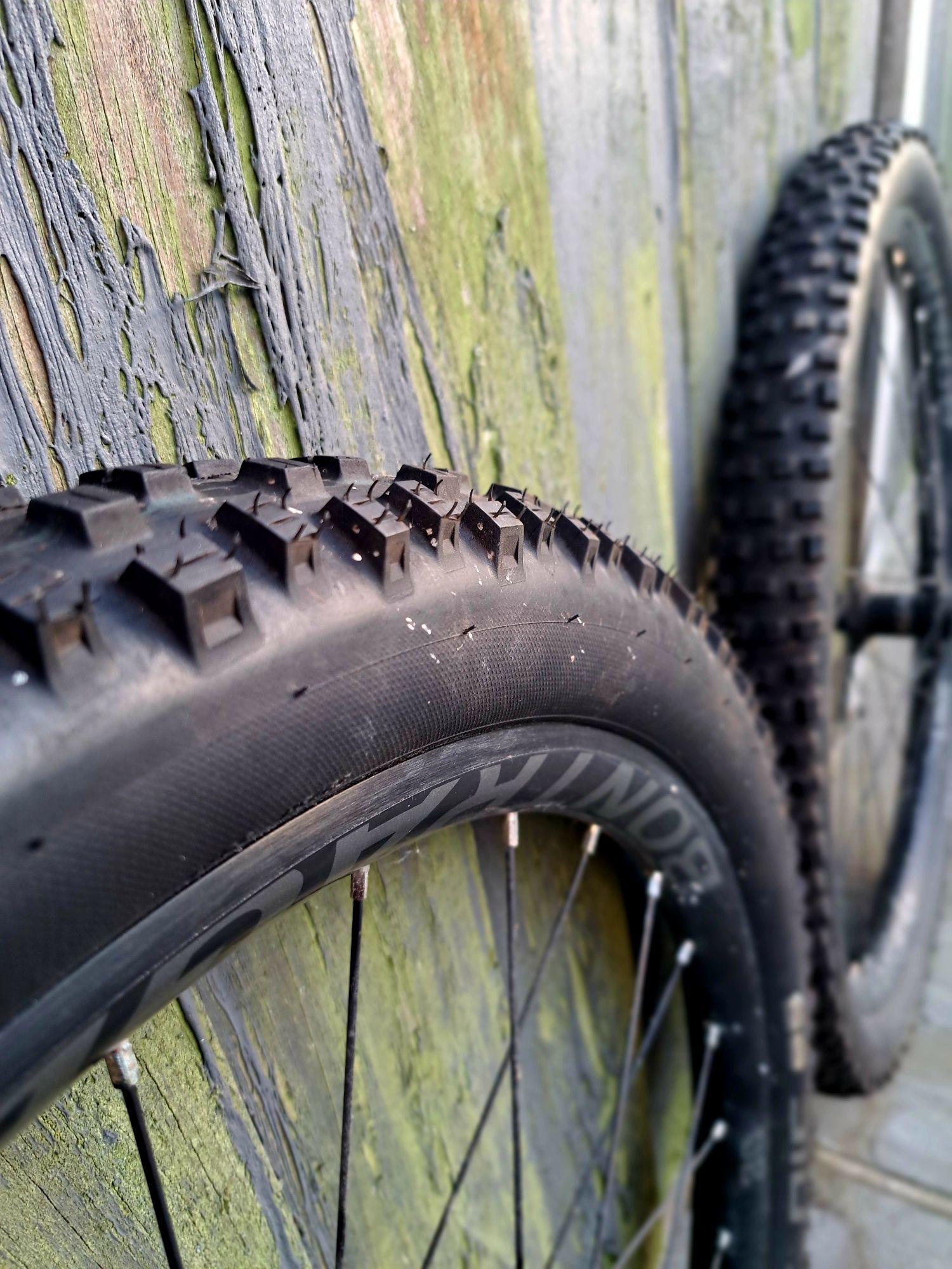 Капли Bontrager Line Comp 30 TLR 27.5 Disc Mountain Bike Wheels in Bla