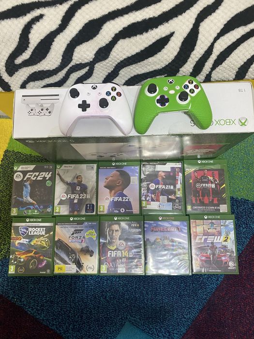 Xbox One S 1 TB insotit de jocuri