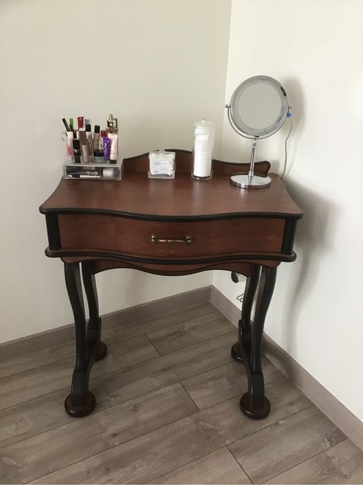 Стол косметический