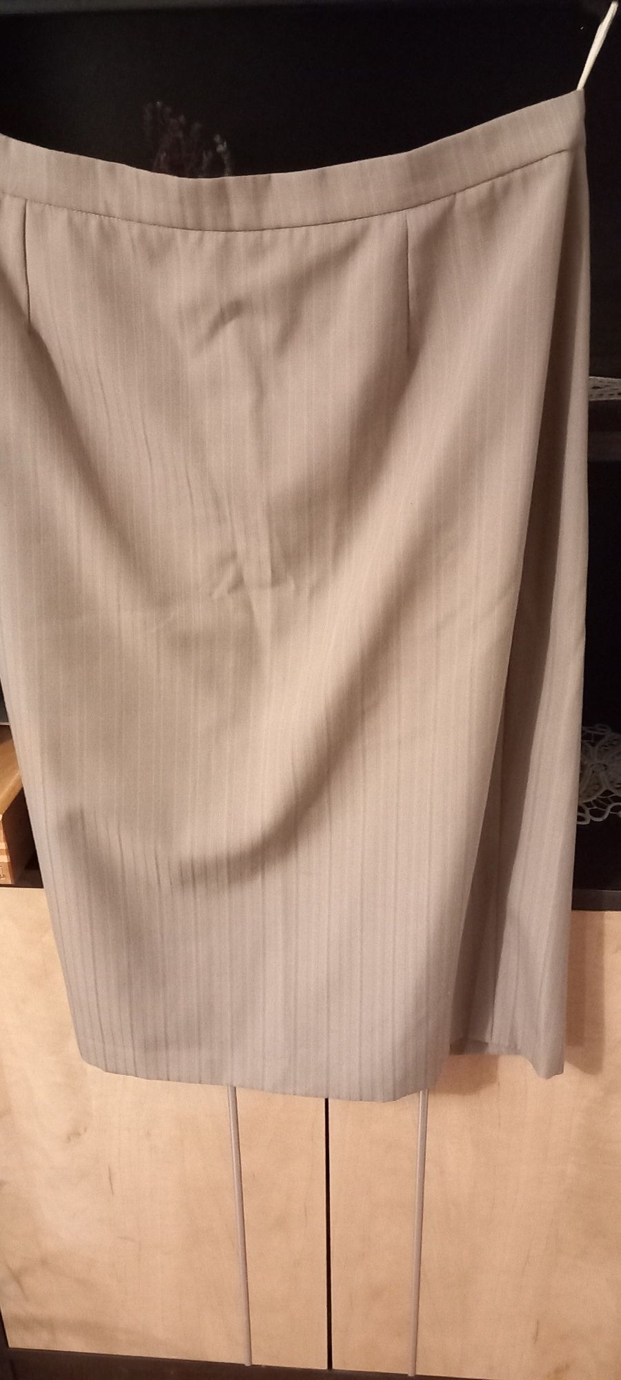 Costum cu fusta bej dama