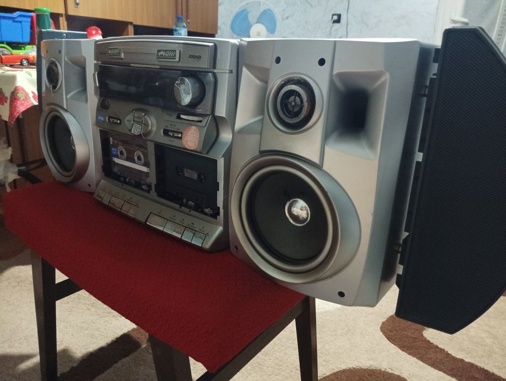 Радио касетофон KANASAI с допълнителни колони