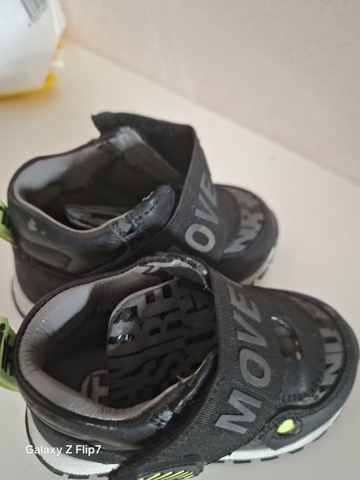 Баланың аяқ киімі сатылады.