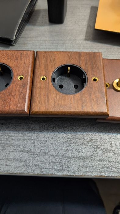 Prize din lemn masiv de nuc