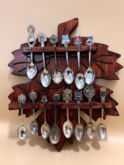 Raft vintage în forma de frunza cu 14 lingurițe