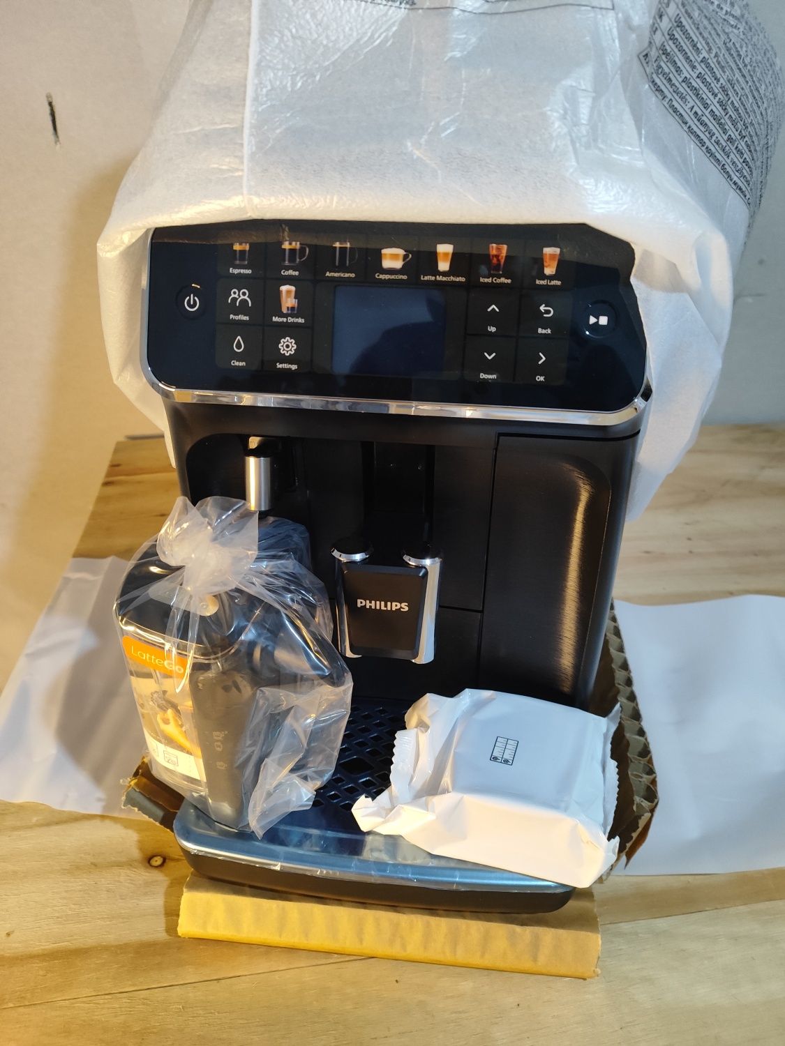 Expresor automat Philips Seria 5500 nou 2025