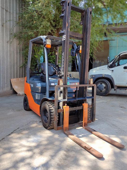 Погрузчик Toyota 1,5 тонны 2007 год газ-бензин