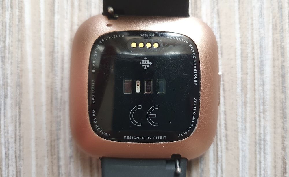 Fitbit Versa 2 смарт часовник